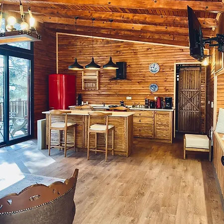 Panurla Ormanin Icinde, Yuezme Havuz&sauna بيت للعطل أورلا