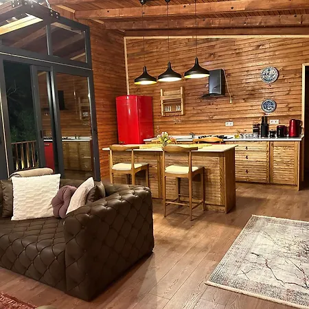 Panurla Ormanin Icinde, Yuezme Havuz&sauna بيت للعطل أورلا